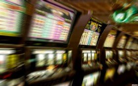 Detail interface taruhan Live Game Shows dengan pilihan multiplier dan statistik pemain